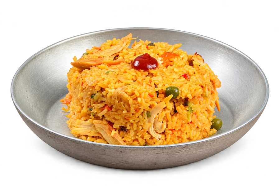 Arroz con pollo servido en plato, recorte completado con IA